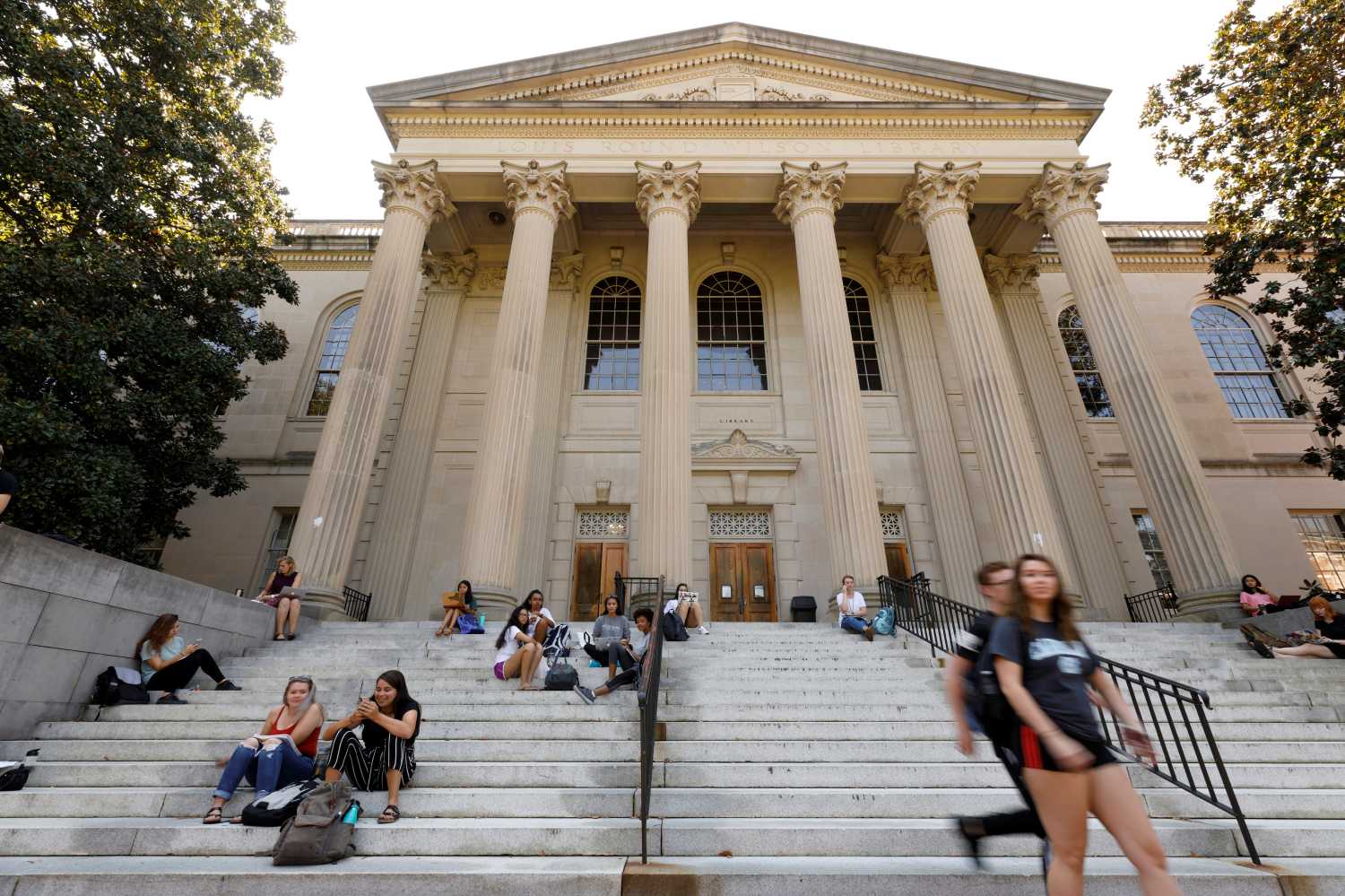 Students sit on the steps of Wilson Library on the campus of University of North Carolina at Chapel Hill, North Carolina, U.S., September 20, 2018. Picture taken on September 20, 2018.  REUTERS/Jonathan Drake - RC1E672B16D0