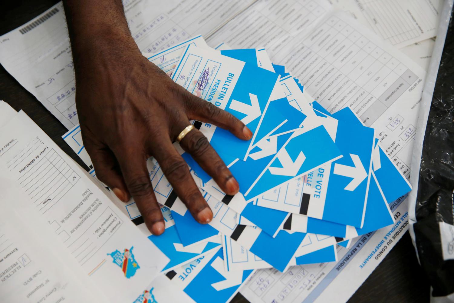 An official from Congo's Independent National Electoral Commission(CENI) counts presidential elections ballots at tallying centre in Kinshasa, Democratic Republic of Congo, January 4, 2019. REUTERS/Baz Ratner - RC168E05A470