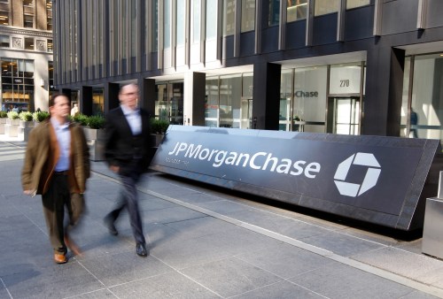 People walk past the JPMorgan Chase & Co building after Chase said yesterday it was buying Bear Stearns for $2 a share in New York March 17, 2008. REUTERS/Chip East  (UNITED STATES) - GM1E43H1UHA01
