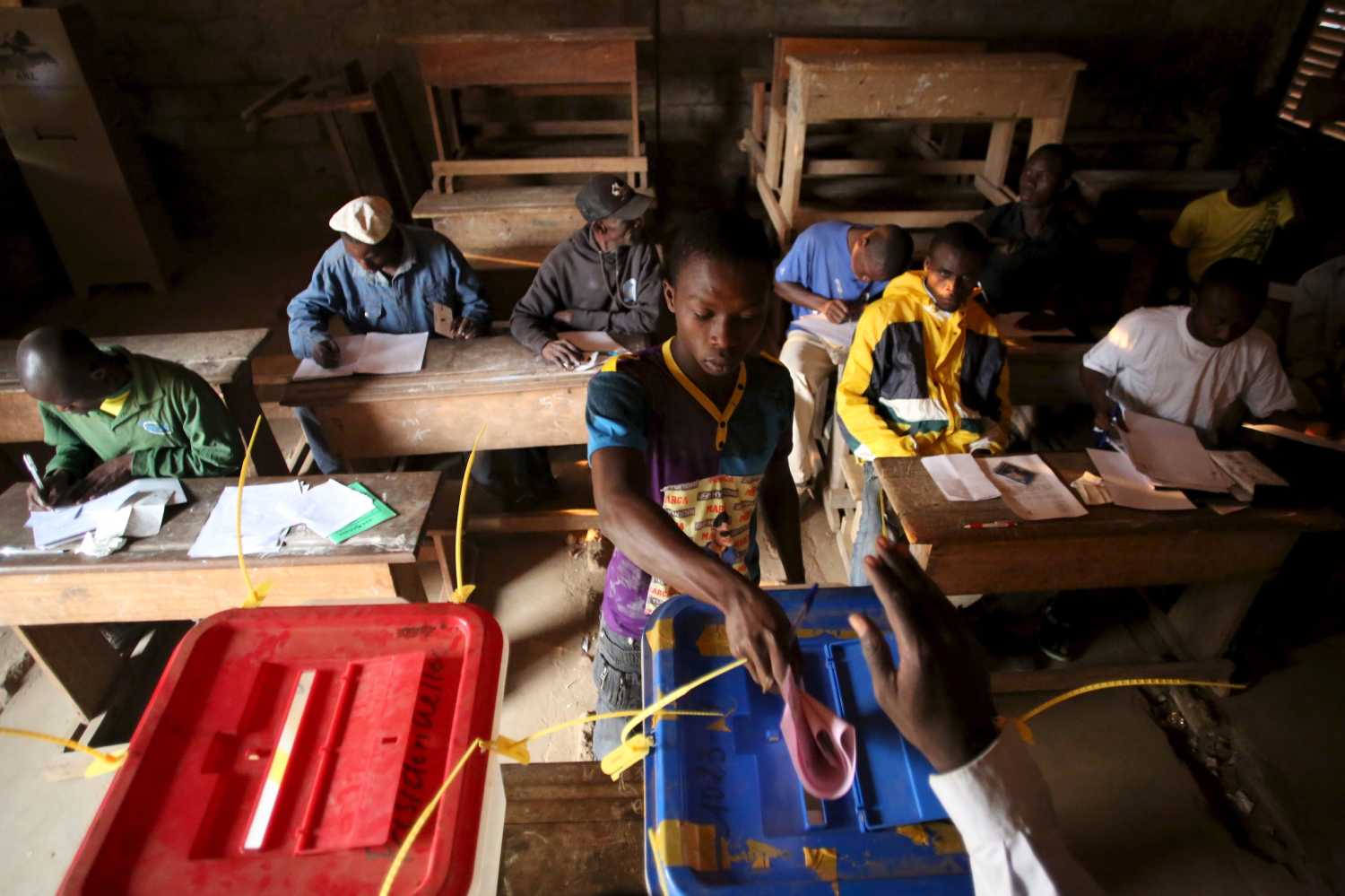A man casts his vote during the second round of presidential and legislative elections in the mostly Muslim PK5 neighbourhood of Bangui, Central African Republic, February 14, 2016. REUTERS/Siegfried Modola  - GF10000308026