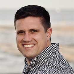 Travis Pillow headshot