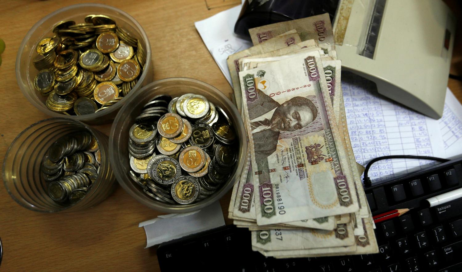 Kenya shilling coins and notes are pictured inside a cashier's booth at a forex exchange bureau in Kenya's capital Nairobi, April 20, 2016. REUTERS/Thomas Mukoya? - D1AESZMHRWAA