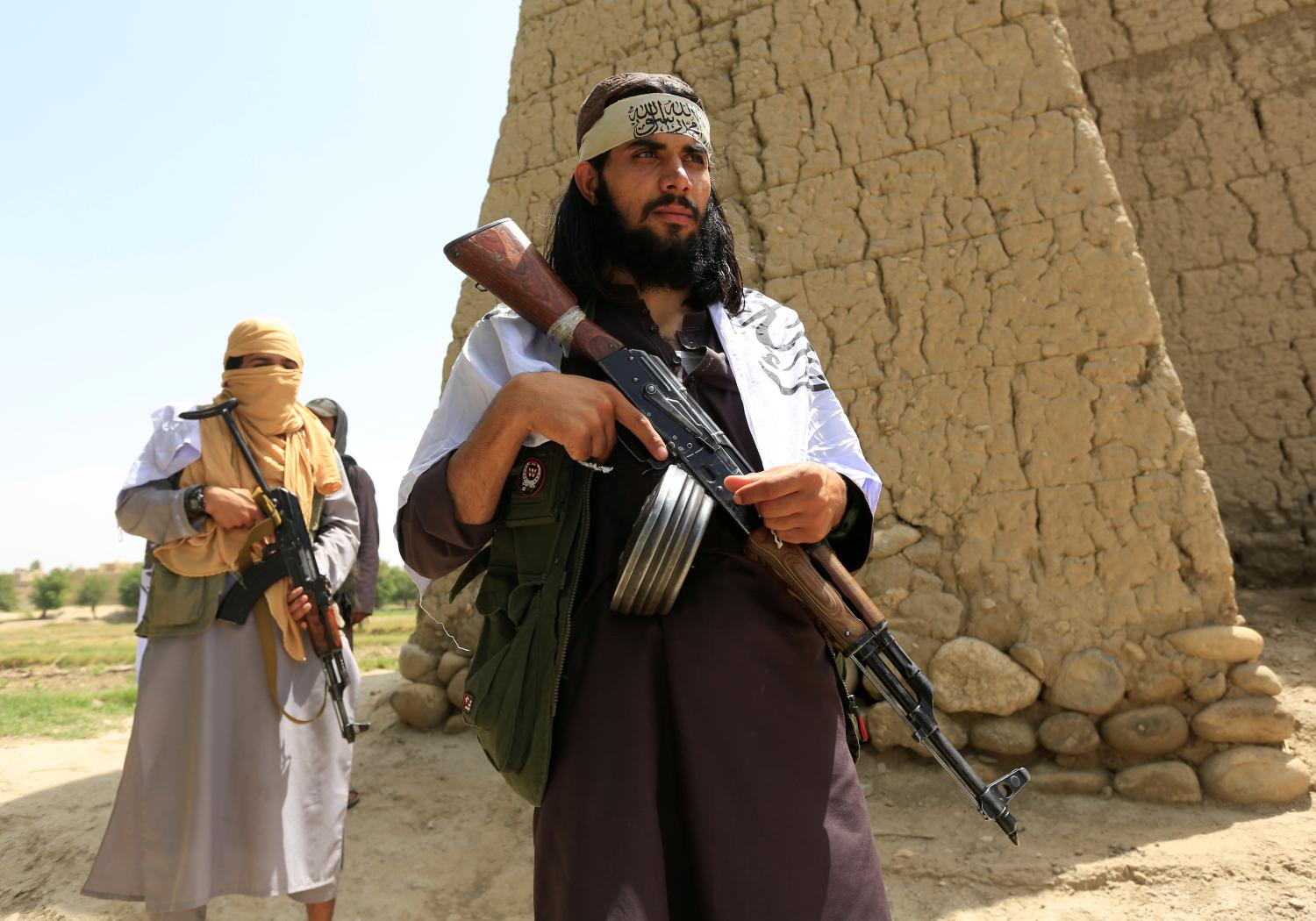 DATE IMPORTED:June 16, 2018Taliban walk as they celebrate ceasefire in Ghanikhel district of Nangarhar province, Afghanistan June 16, 2018.REUTERS/Parwiz