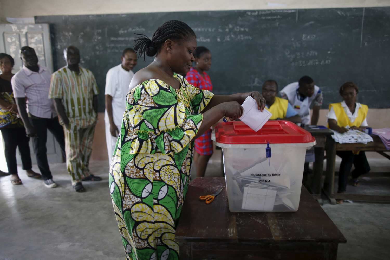 A woman casts her vote during a presidential election at a polling station in Cotonou Benin, March 6, 2016. REUTERS/Akintunde Akinleye - GF10000335330