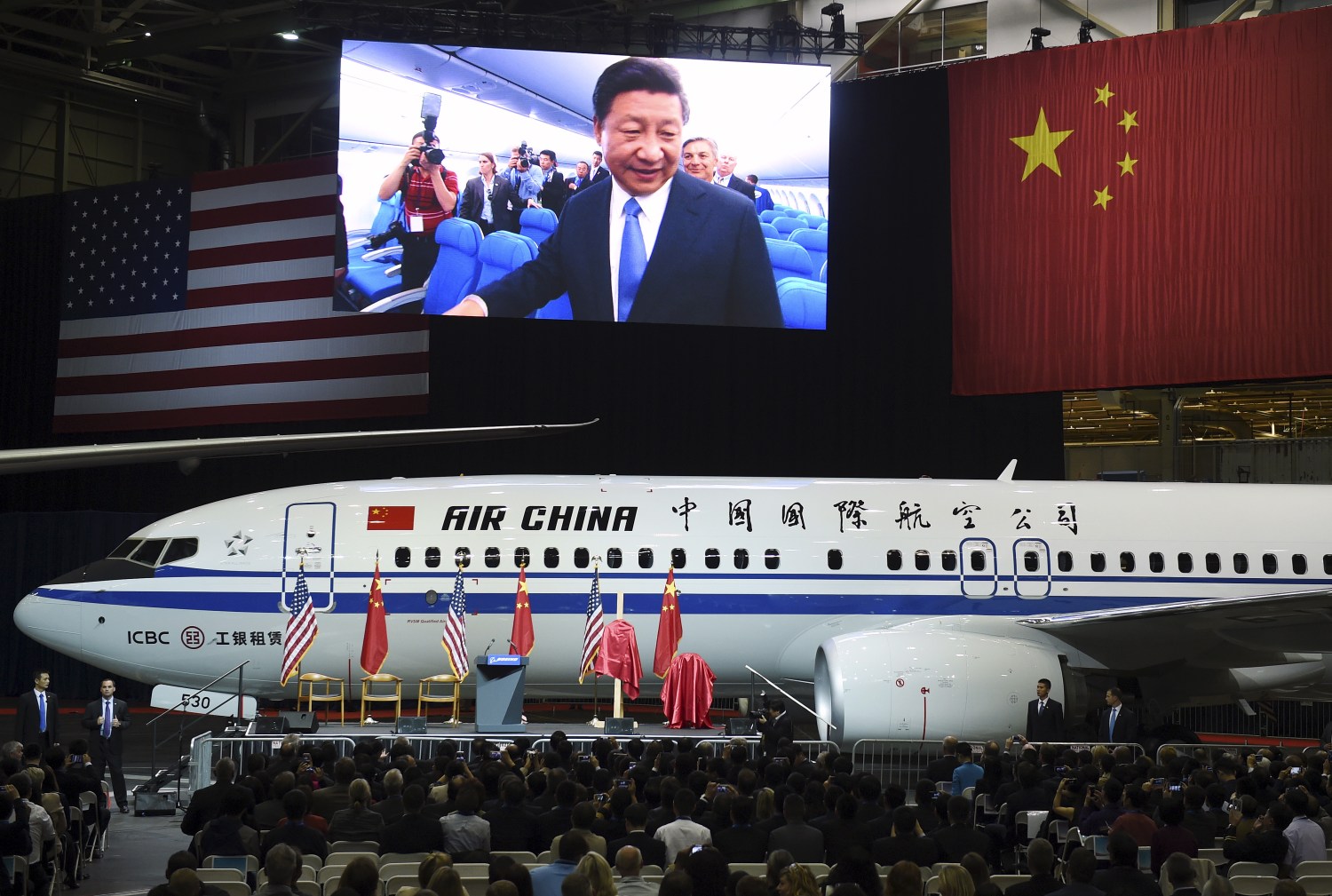 Chinese President Xi Jinping is pictured on a giant screen as he tours a 737-800 jet at the Boeing assembly line in Everett, Washington September 23, 2015. REUTERS/Mark Ralston/Pool  - GF10000217732