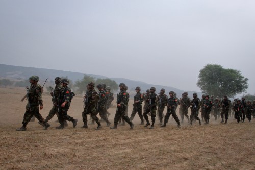 Soldiers from Pakistan and China march together after joint military exercises in Jhelum, in Pakistan's Punjab province, November 24, 2011. REUTERS/Faisal Mahmood (PAKISTAN - Tags: POLITICS MILITARY) - GM1E7BO1RIY01