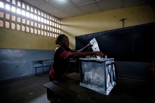 A voter casts her ballot at a polling station in Kinshasa, Democratic Republic of Congo, December 30, 2018. REUTERS/Baz Ratner - RC128227A4C0