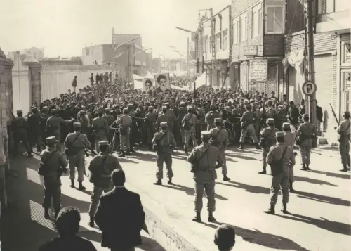 Pro-Khomeini demonstration in Mashhad - 1978. Source: https://commons.wikimedia.org/wiki/File:Pro-Khomeini_demonstration_in_Mashhad_-_1978.jpg
