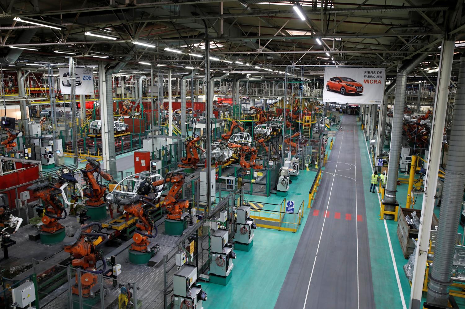 Robots assemble Renault and Nissan automobiles on the production line at the Renault SA car factory in Flins, near Paris, France, February 23, 2017. REUTERS/Benoit Tessier - RC150F39A310