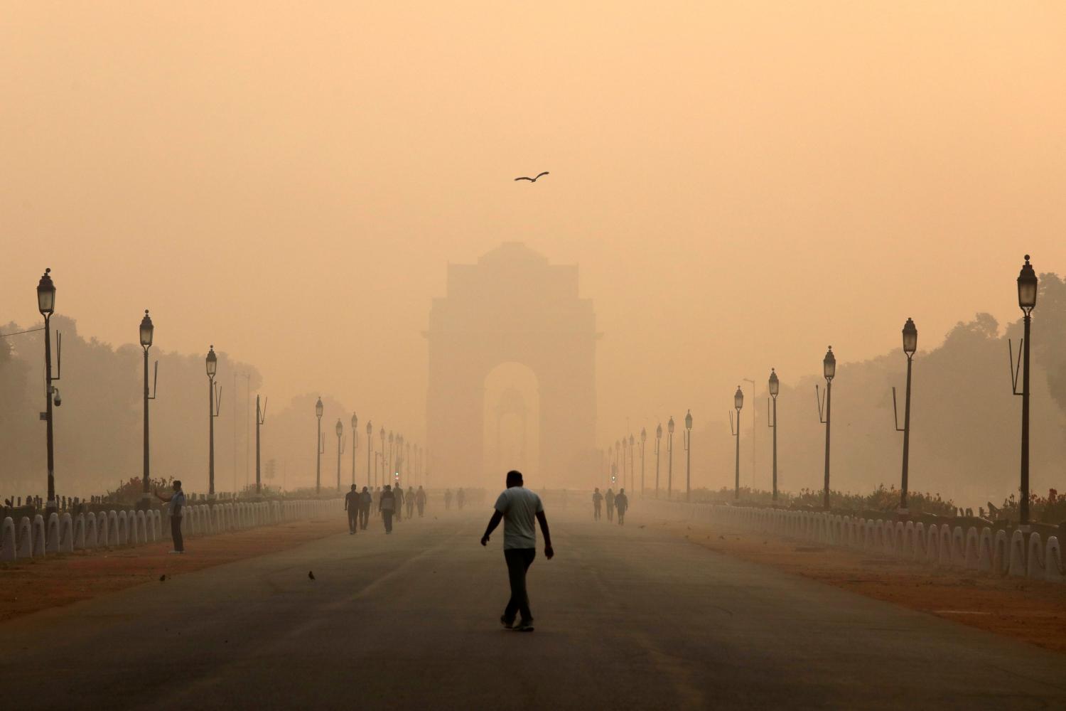 A man walks in front of the India Gate shrouded in smog in New Delhi, India, October 29, 2018. REUTERS/Anushree Fadnavis     TPX IMAGES OF THE DAY - RC113DDAC100