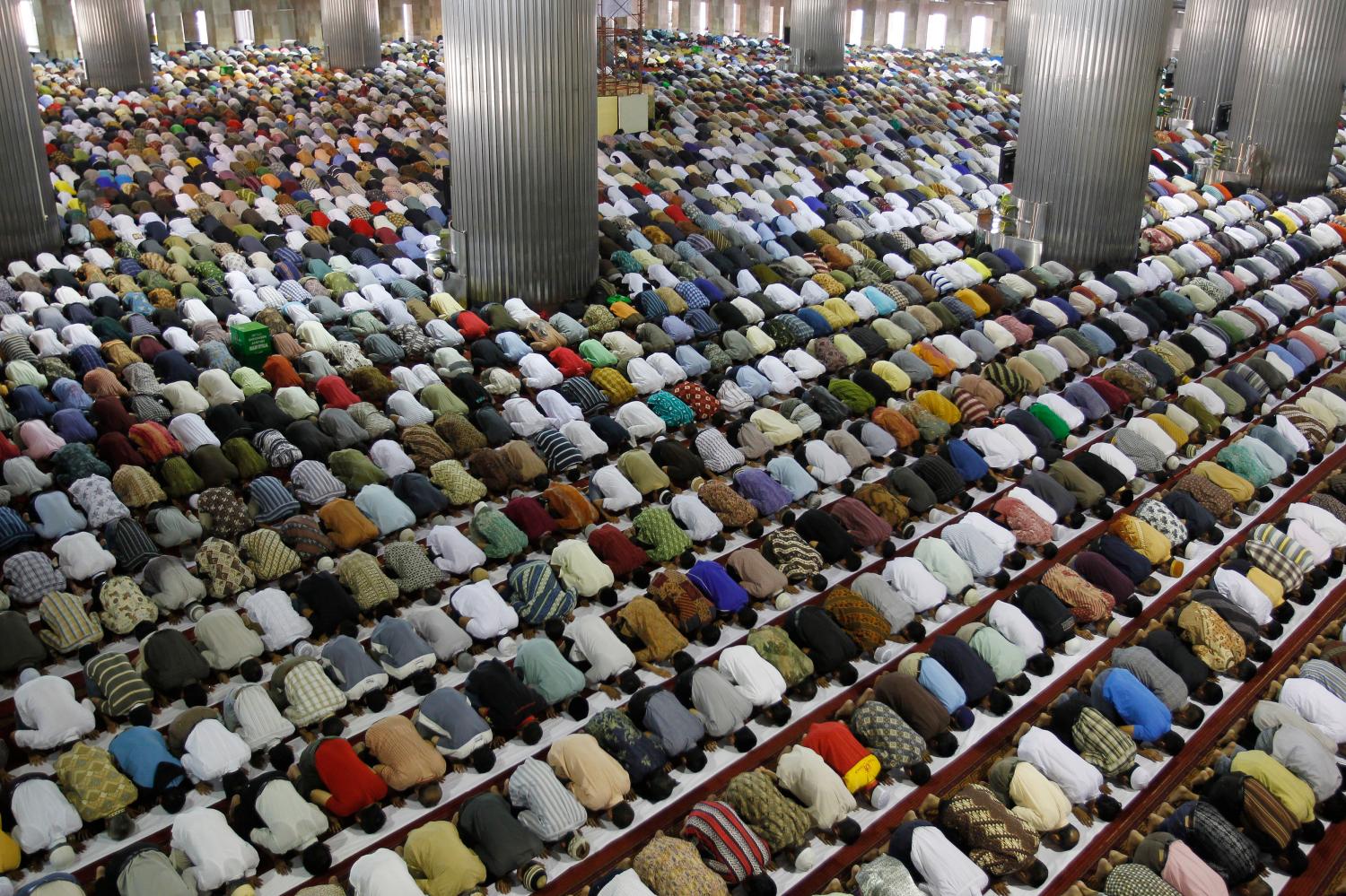 Indonesian Muslims attend Friday prayers at the Istiqlal mosque in Jakarta July 23, 2010. Indonesia's Muslims learned last week they have been praying in the wrong direction, after the country's highest Islamic authority said its directive on the direction of Mecca actually had people facing Africa. Muslims are supposed to face the holy city of Mecca in Saudi Arabia during prayer and the Indonesian Ulema Council (MUI) issued an edict in March stipulating westward was the correct direction from the world's most populous Muslim country. It has now said the true direction is north-west. REUTERS/Supri (INDONESIA - Tags: RELIGION ODDLY IMAGES OF THE DAY) - GM1E67N18IZ01