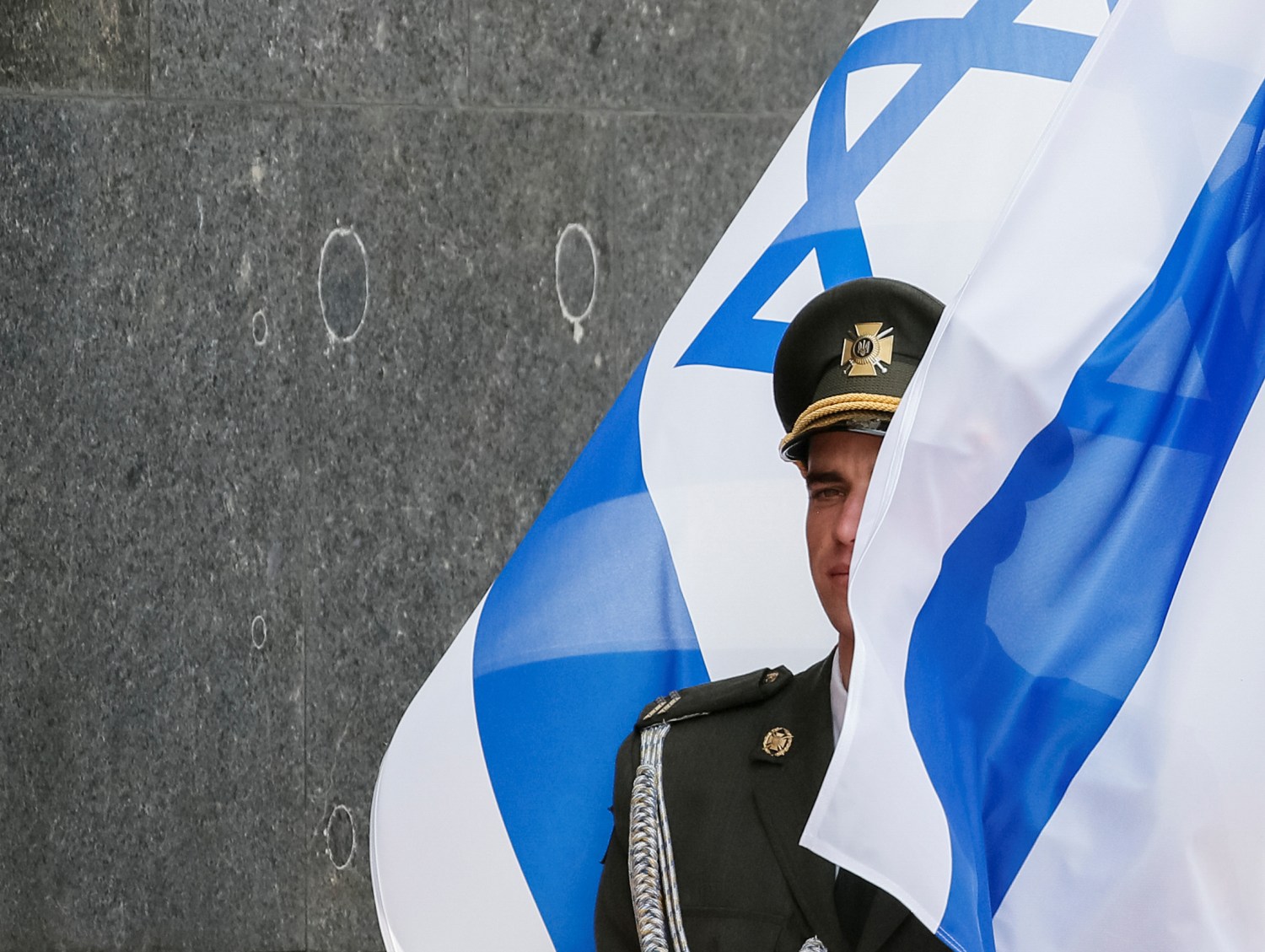 Israeli national flag covers a soldier from Ukraine's honour guards during a welcoming ceremony for Israeli President Reuven Rivlin in Kiev, Ukraine, September 27, 2016.  REUTERS/Gleb Garanich - D1BEUDSPOQAA