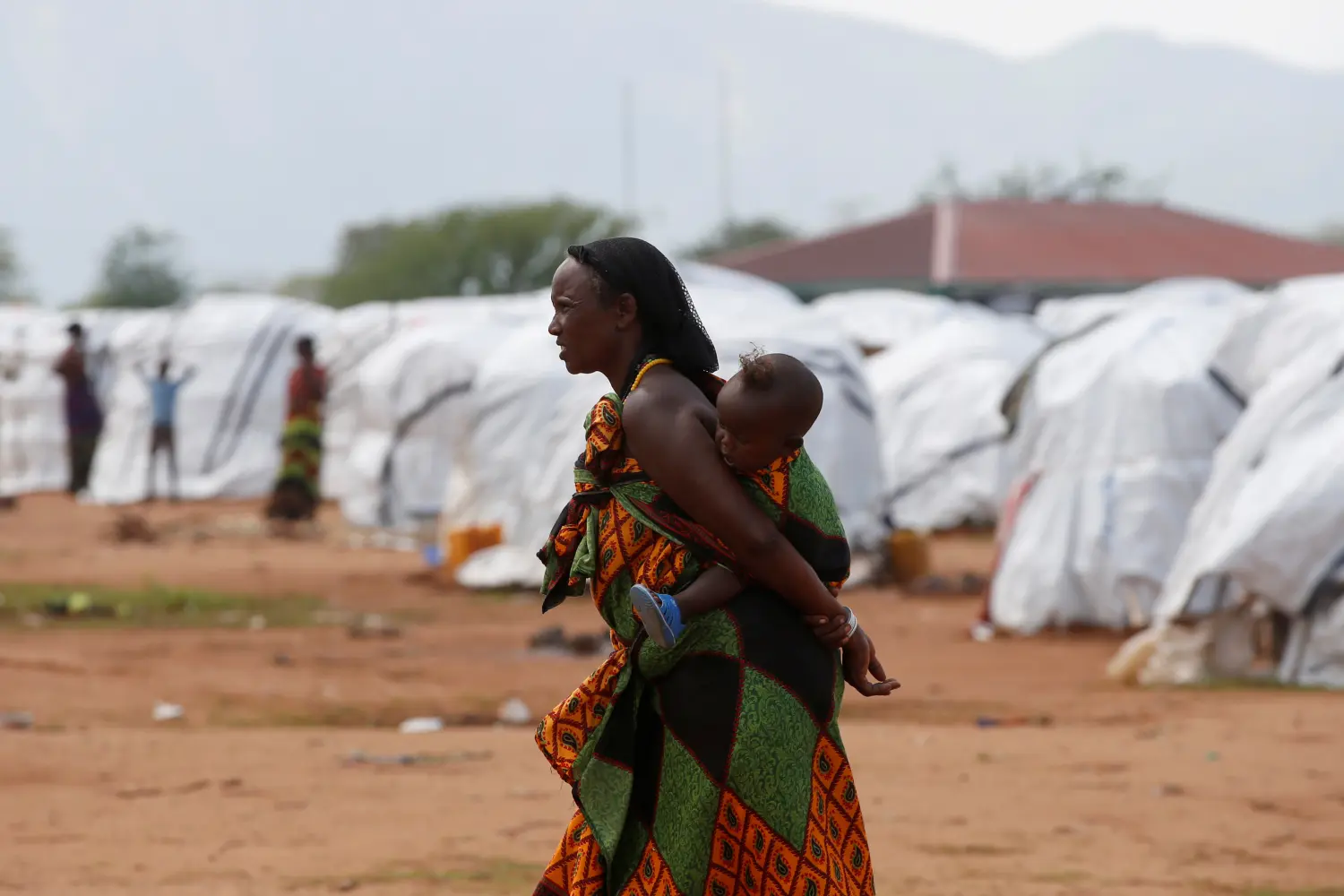 An Ethiopian asylum seeker carries an infant in the Dambala Fuchana refugee camp near the Ethiopian-Kenyan border town of Moyale, Kenya, March 27, 2018. Picture taken March 27, 2018. REUTERS/Baz Ratner - RC1F5BBAC1E0