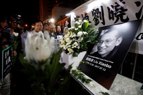 Pro-democracy activists mourn the death of Chinese Nobel Peace laureate Liu Xiaobo, outside China's Liaison Office in Hong Kong, China July 13, 2017.    REUTERS/Bobby Yip - RC1B4340C630