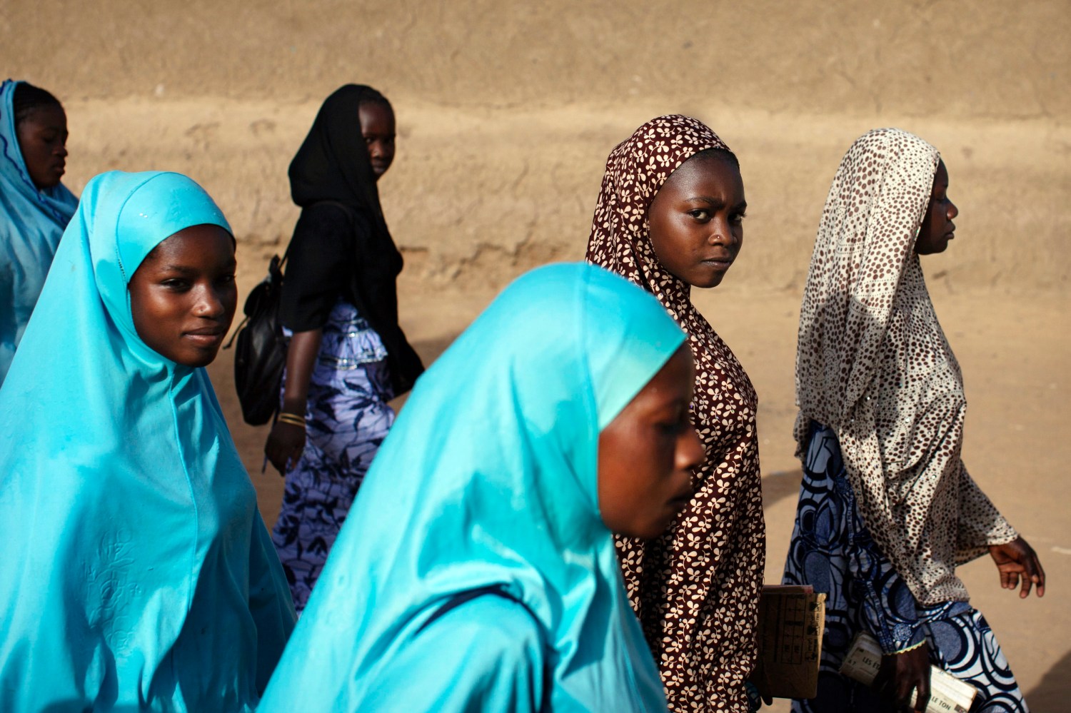Girls walk to school in Gao, Mali March 7 2013. REUTERS/Joe Penney (MALI - Tags: EDUCATION SOCIETY TPX IMAGES OF THE DAY) - GM1E9371K9V01