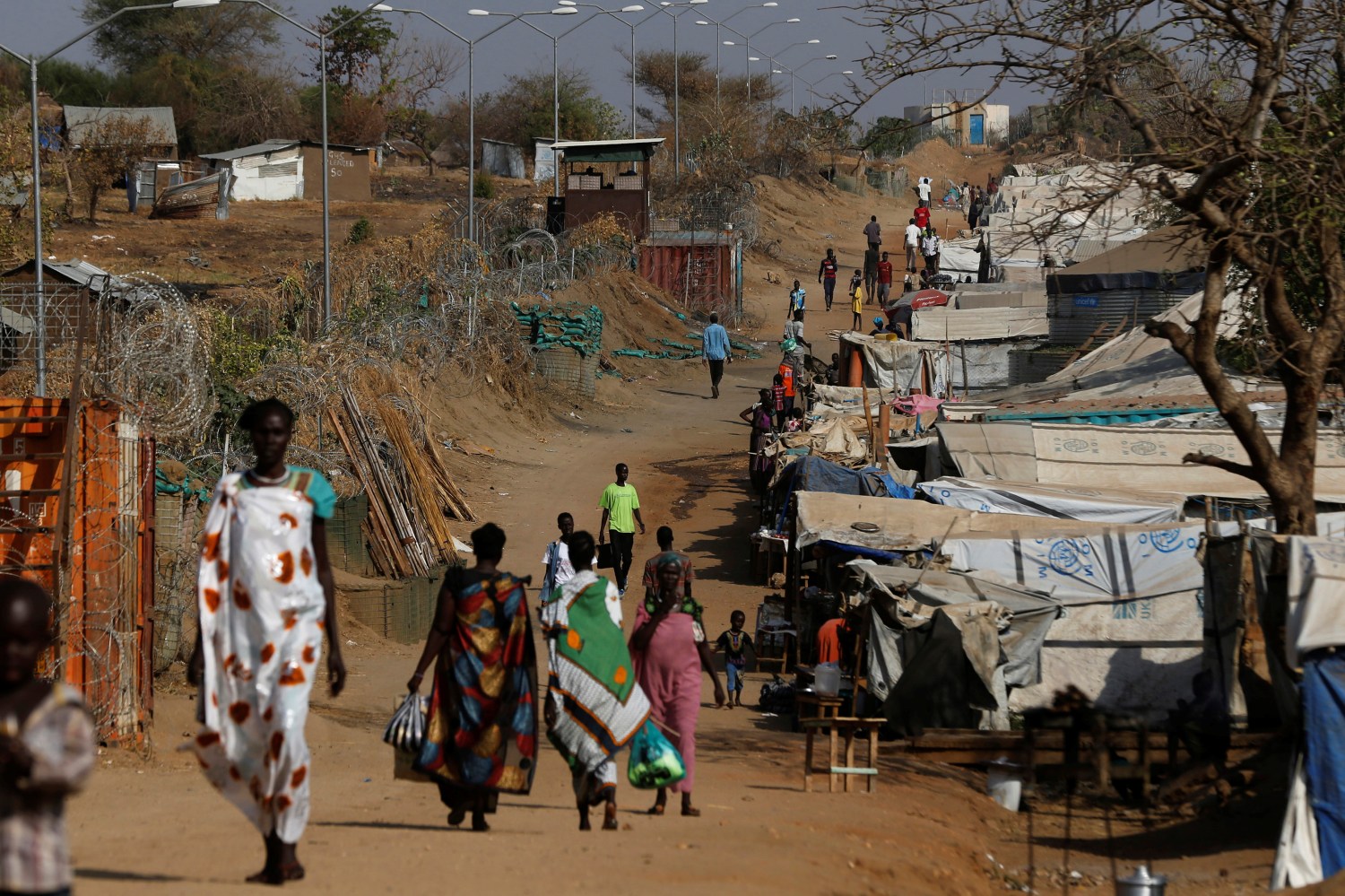 Internally displaced people walk on a road close to the outer perimeter of a United Nations Mission in South Sudan (UNMISS) Protection of Civilian site (CoP), outside the capital Juba, South Sudan, January 25, 2017. REUTERS/Siegfried Modola SEARCH "FAMILY MODOLA" FOR THIS STORY. SEARCH "WIDER IMAGE" FOR ALL STORIES. - RC1819596370
