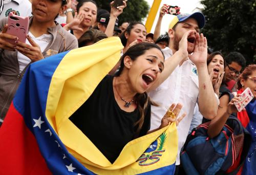 Venezuelan nationals living in Peru protest against Venezuelan President Nicolas Maduro's second term, outside the embassy of Venezuela in Lima, Peru  January 10, 2019.  REUTERS/Mariana Bazo - RC180EDCB3F0