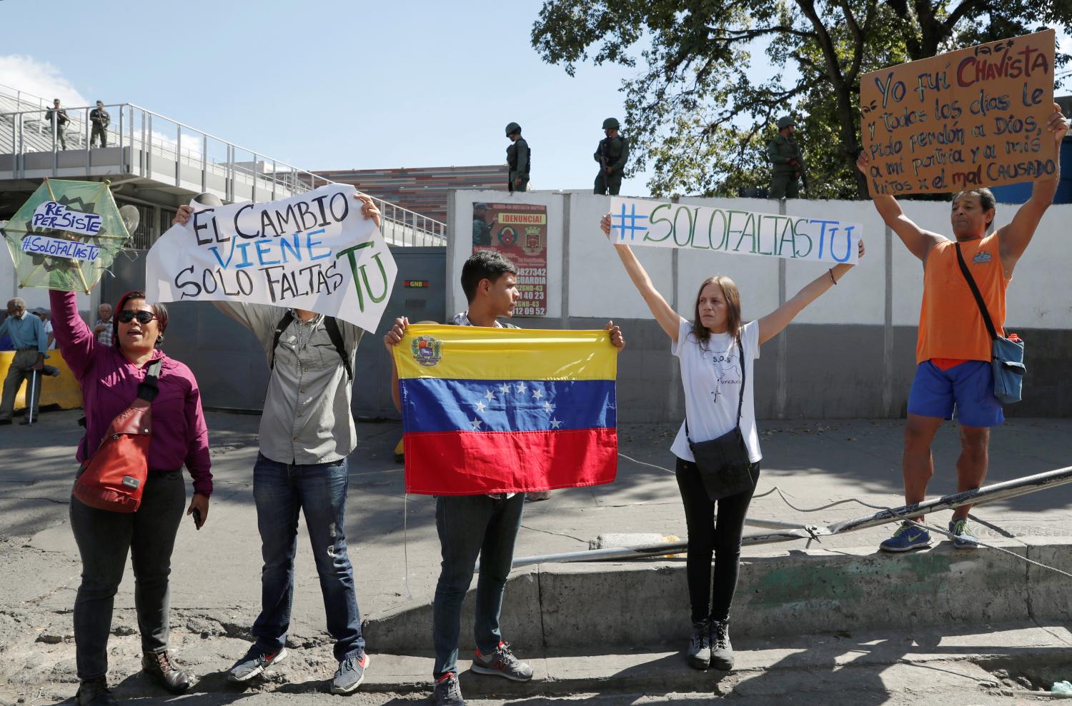 Supporters of Venezuelan opposition leader and self-proclaimed interim president Juan Guaido demonstrate outside a military outpost in Caracas, Venezuela, January 27, 2019. REUTERS/Carlos Garcia Rawlins - RC1B7F210140