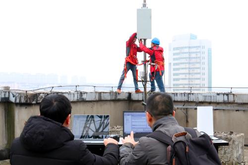 China Unicom technicians test the equipment at a newly built 5G network base station in Tongling, Anhui province, China January 29, 2019. Picture taken January 29, 2019. REUTERS/Stringer ATTENTION EDITORS - THIS IMAGE WAS PROVIDED BY A THIRD PARTY. CHINA OUT. - RC1840AA4F70