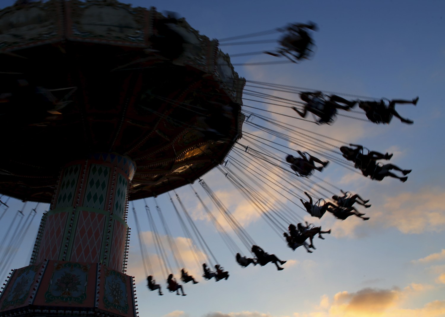 Fair-goers enjoy a ride as the sun sets at the annual San Diego County Fair in Del Mar, California June 25, 2015. REUTERS/Mike Blake TPX IMAGES OF THE DAY - GF10000139524