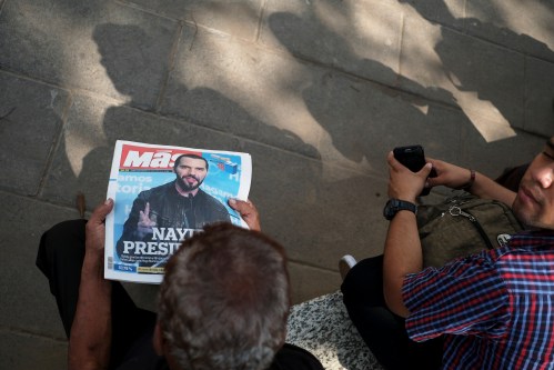 A man reads a newspaper with the picture of presidential candidate Nayib Bukele, who proclaimed himself the winner of the presidential election, in San Salvador, El Salvador, February 4, 2019. REUTERS/Jose Cabezas - RC1E1FB2F750