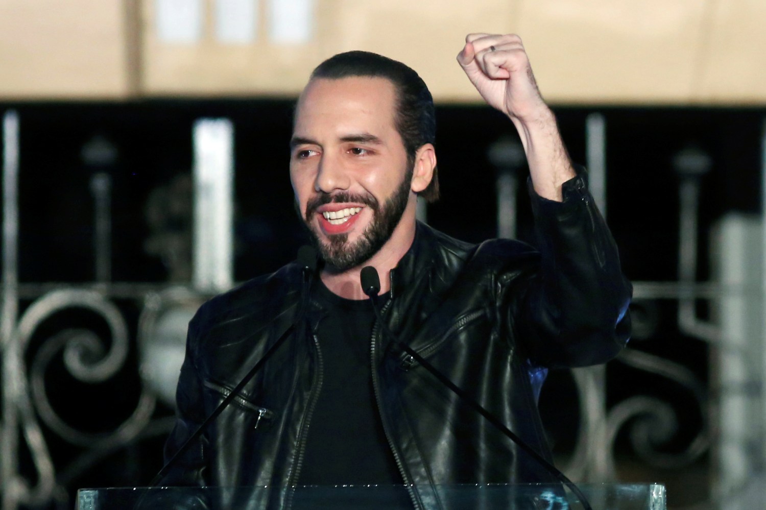 Presidential candidate Nayib Bukele of the Great National Alliance (GANA) gestures to his supporters after official results in downtown San Salvador, El Salvador February 3, 2019. REUTERS/Jose Cabezas - RC1DBAEDEFD0