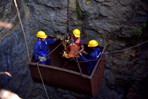 Divers use a pulley to enter a coal mine that collapsed in Ksan, in the northeastern state of Meghalaya, India, December 29, 2018.  REUTERS/Anuwar Hazarika - RC1CD6B9DBA0