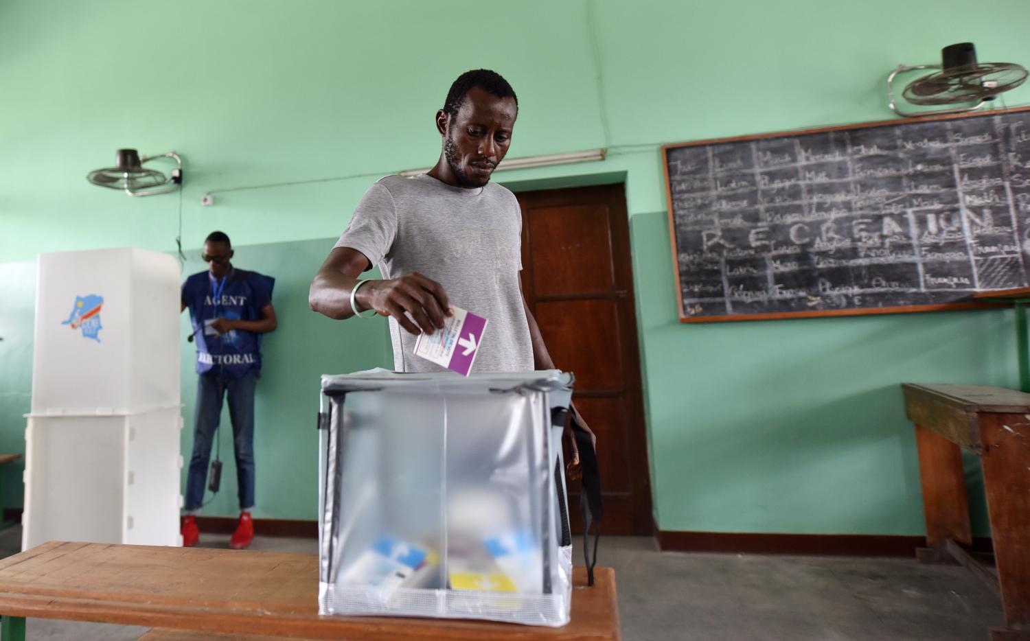 A voter casts his ballot at a polling station during the presidential election in Kinshasa, Democratic Republic of Congo, December 30, 2018. REUTERS/Olivia Acland - RC190B6199F0
