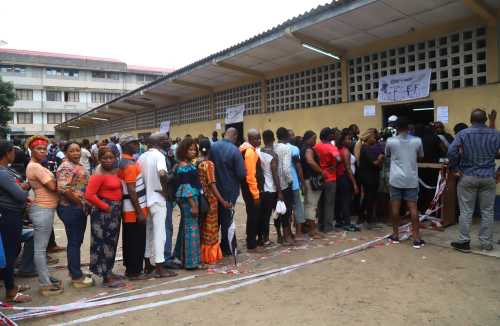 Voters queue outside a polling centre before casting their ballots in Kinshasa, Democratic Republic of Congo, December 30, 2018. REUTERS/Kenny Katombe - RC129A38C790