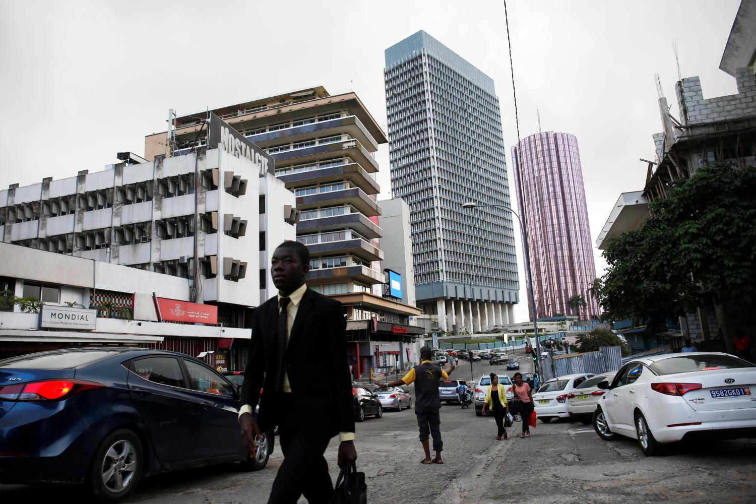 People walk on a street of Abidjan, Ivory Coast, July 4, 2018. REUTERS/Luc Gnago - RC1B61115AA0