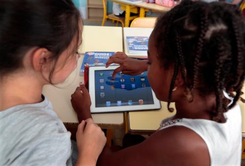 Elementary school children share an electronic tablet on the first day of class in the new school year in Nice, September 3, 2013.    REUTERS/Eric Gaillard (FRANCE - Tags: EDUCATION) - PM1E99310R201