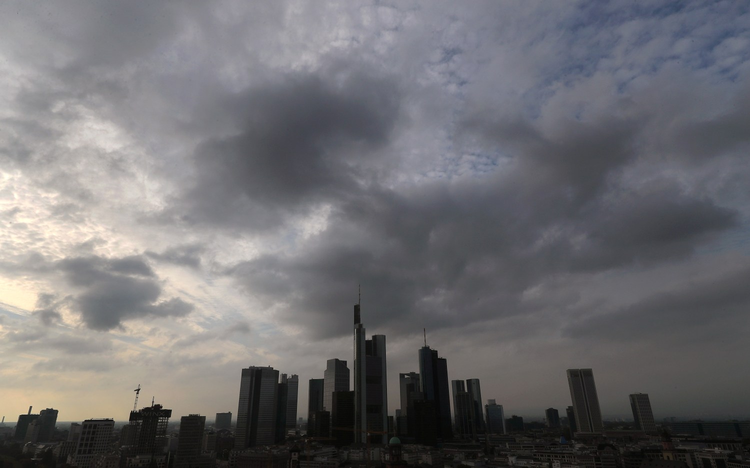 Dark clouds are seen over the skyline with its bank towers in Frankfurt, Germany, October 23, 2016.   REUTERS/Kai Pfaffenbach  - S1AEUIQXGVAA