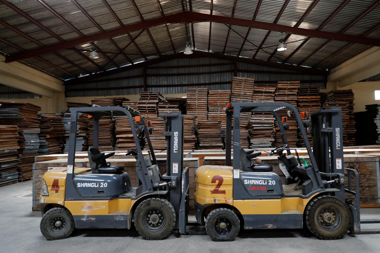 Fork-lift machines are seen idle at Dangote tomatoes processing factory along the Kano-Zaria road in Kano, northwest Nigeria August 21, 2017. Picture taken August 21, 2017. REUTERS/Akintunde Akinleye. - RC1F842D65B0