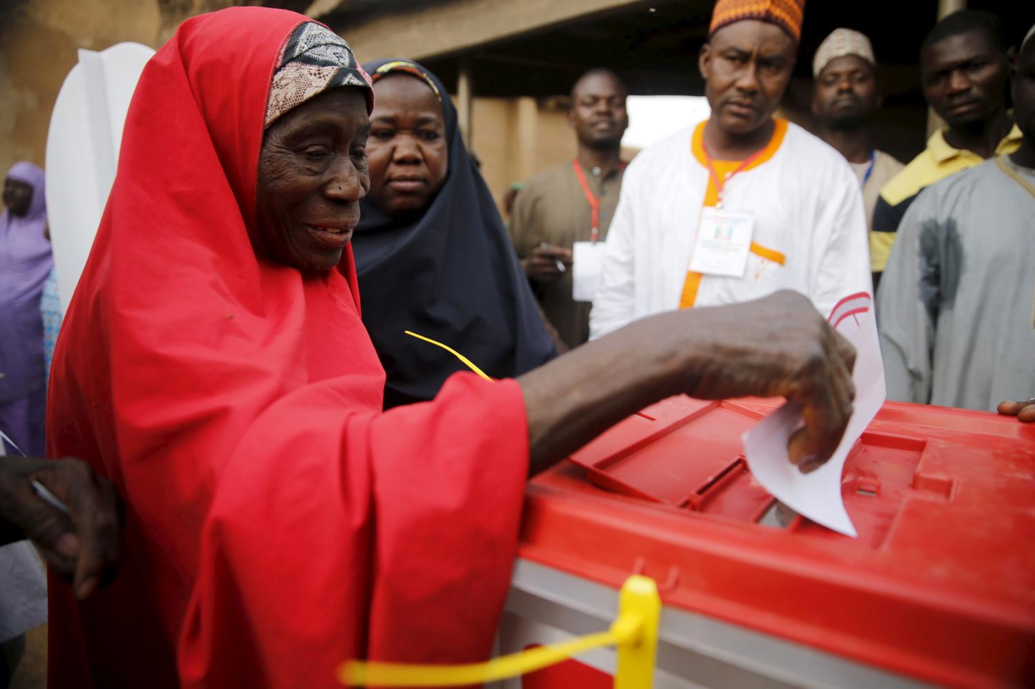 A woman casts her vote at a polling unit in Daura, northwest Nigeria March 28, 2015. REUTERS/Akintunde Akinleye - GF10000042218