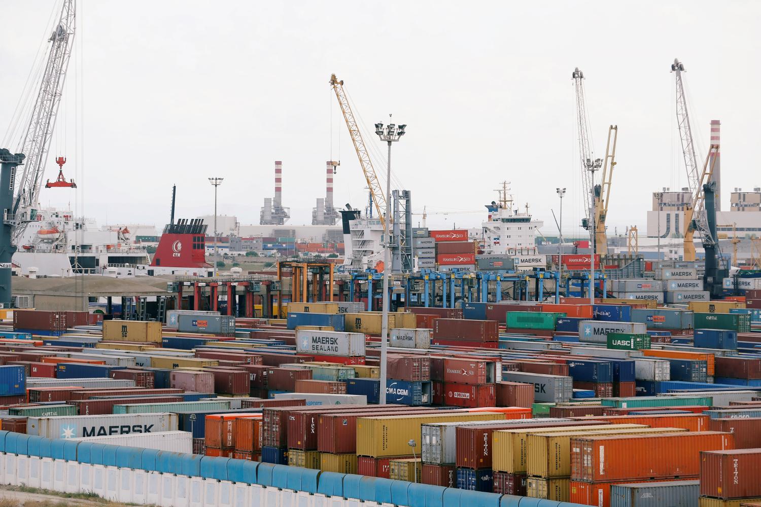 View of containers at a loading terminal in the port of Rades in Tunis, Tunisia August 15, 2018. REUTERS/Zoubeir Souissi - RC1E6B62C5F0