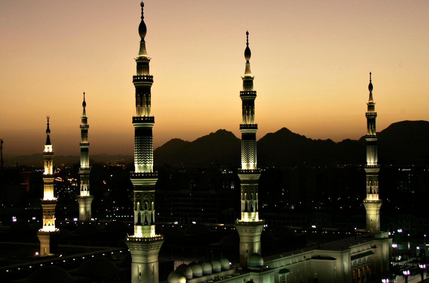 A view of minarets of Prophet Mohammad's Mosque in the holy city of Medina January 3, 2007. Pilgrims from all over the world gather in the holy city of Mecca each year for the five-day haj, which is a duty for every able-bodied Muslim at least once in a lifetime. REUTERS/Ali Jarekji    (SAUDI ARABIA)   FOR BEST QUALITY IMAGE: ALSO SEE GF2E5440NM001 - GM1DUHYIKUAA