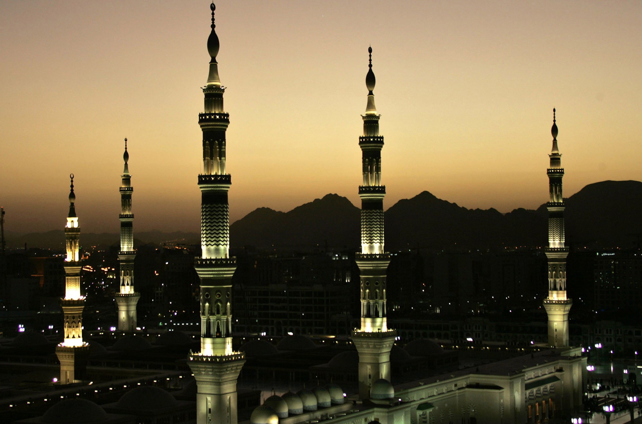 Город мекка и медина. Мечеть в Мекке минарет. Мечеть Медина Саудовская Аравия. Минарет мечети в Медине. Минарет мечети пророка.
