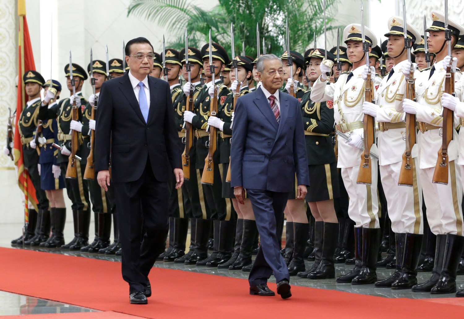 Malaysian Prime Minister Mahathir Mohamad (R) and China's Premier Li Keqiang attend a welcome ceremony at the Great Hall of the People in Beijing, China August 20, 2018. REUTERS/Jason Lee - RC1385E2CB30
