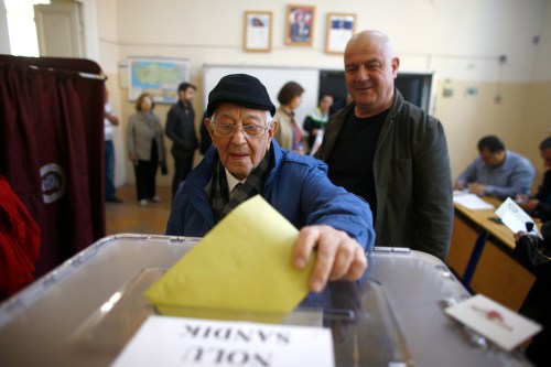 A man casts his ballot at a polling station during a referendum Aegean port city of Izmir, Turkey, April 16, 2017. REUTERS/Osman Orsal - UP1ED4G0S0TZ1