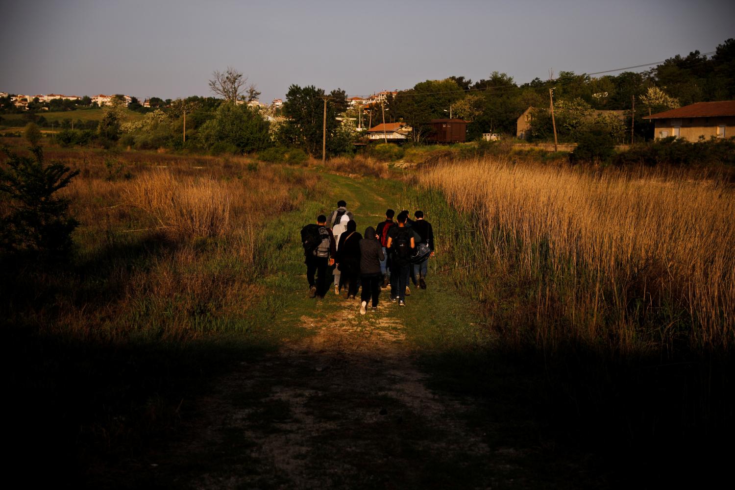 A group of Syrian refugees who crossed the Evros river, the natural border between Greece and Turkey, walks towards the city of Didymoteicho, Greece, April 30, 2018. Picture taken April 30, 2018. REUTERS/Alkis Konstantinidis - RC155DC7E740