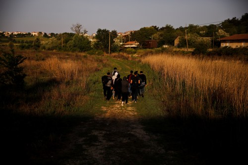 A group of Syrian refugees who crossed the Evros river, the natural border between Greece and Turkey, walks towards the city of Didymoteicho, Greece, April 30, 2018. Picture taken April 30, 2018. REUTERS/Alkis Konstantinidis - RC155DC7E740