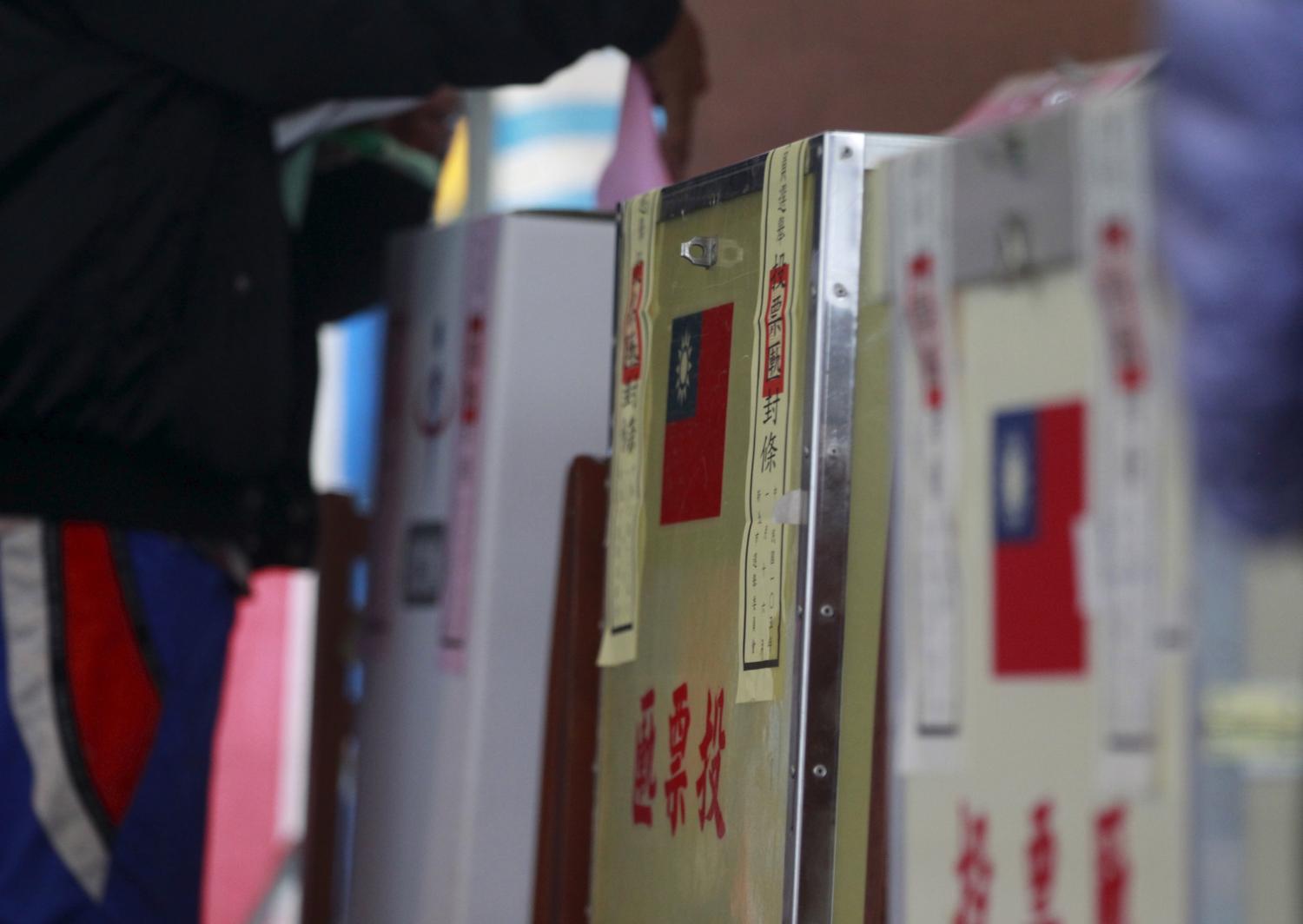 A voter casts his ballot at a polling station during general elections in New Taipei City, Taiwan January 16, 2016.  REUTERS/Pichi Chuang - GF20000096424