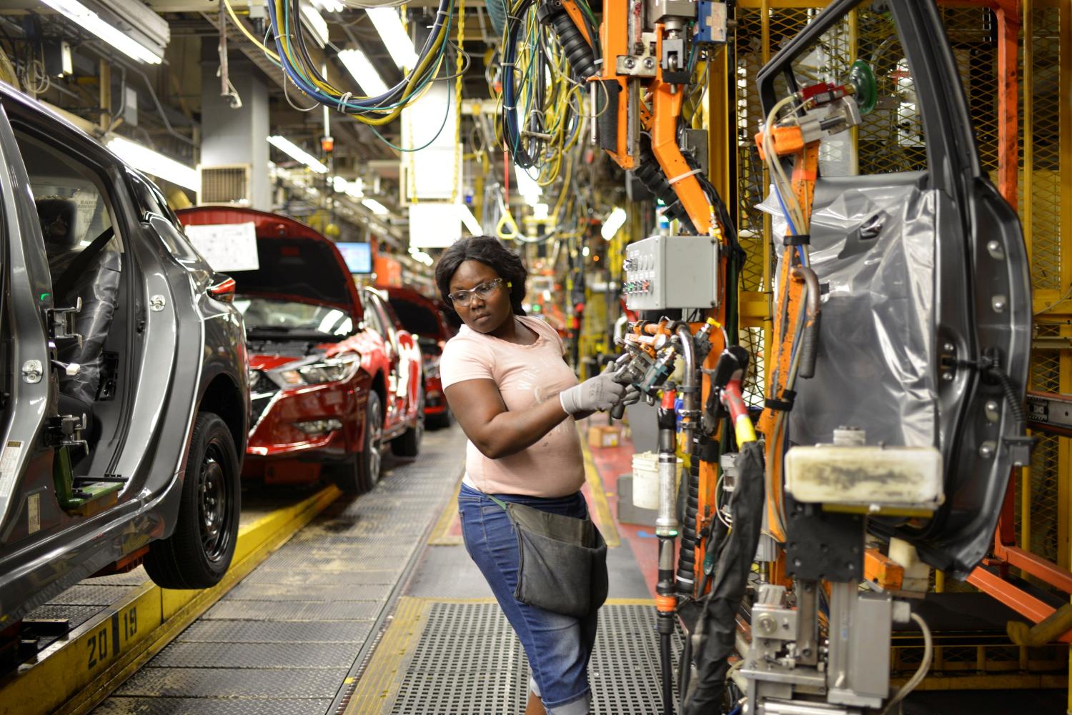 A line worker installs the back seats on the flex line at Nissan Motor Co's automobile manufacturing plant in Smyrna, Tennessee, U.S., August 23, 2018. Picture taken August 23, 2018. REUTERS/William DeShazer - RC1B6E2ACF40