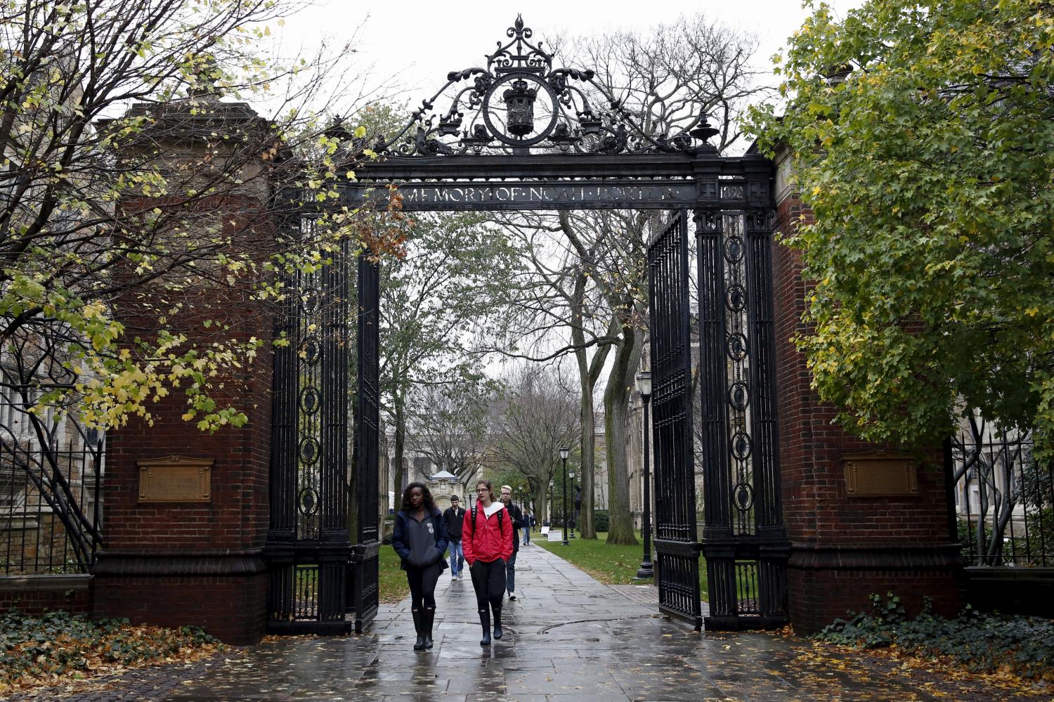 Students walk on the campus of Yale University in New Haven, Connecticut November 12, 2015. More than 1,000 students, professors and staff at Yale University gathered on Wednesday to discuss race and diversity at the elite Ivy League school, amid a wave of demonstrations at U.S. colleges over the treatment of minority students. REUTERS/Shannon Stapleton - GF20000056999