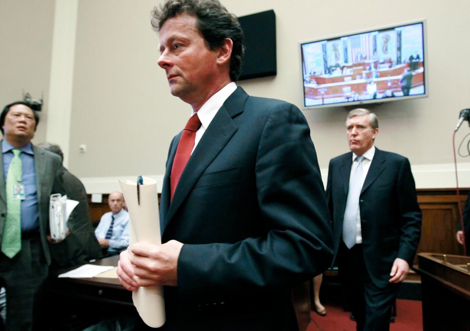 BP CEO Tony Hayward (C) returns to resume his testimony about the BP oil spill in the Gulf of Mexico, after members of Congress returned to the committee room from a vote on the floor of the House of Representatives, on Capitol Hill in Washington, June 17, 2010.  REUTERS/Kevin Lamarque (UNITED STATES - Tags: POLITICS ENVIRONMENT BUSINESS) - GM1E66I09AG01