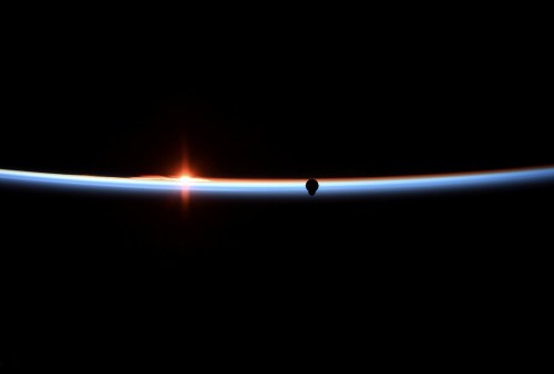 The SpaceX Crew Dragon capsule approaches in a photograph taken by NASA astronaut Anne McClain aboard the International Space Station March 3, 2019.  Anne McClain/NASA/Handout via REUTERS REUTERS ATTENTION EDITORS - THIS IMAGE WAS PROVIDED BY A THIRD PARTY.      TPX IMAGES OF THE DAY - RC164228E900