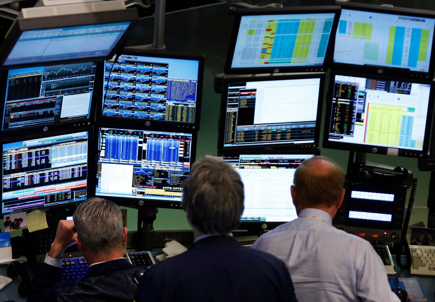 Traders work at Bloomberg terminals on the floor of the New York Stock Exchange, May 13, 2013. Bloomberg LP customers, including the U.S. Federal Reserve and the U.S. Treasury, are examining whether there could have been leaks of confidential information, even as the media company restricted its reporters' access to client data and created a position to oversee compliance in a bid to assuage privacy concerns. Bloomberg has more than 315,000 terminal subscribers globally, with each Bloomberg terminal costing more than $20,000 a year. REUTERS/Brendan McDermid (UNITED STATES  - Tags: BUSINESS MEDIA) - GM1E95E0EJ701