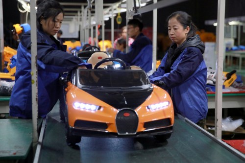 Women work on an assembly line manufacturing toy cars at a factory in Xingtai, Hebei province, China November 9, 2018. Picture taken November 9, 2018. REUTERS/Stringer ATTENTION EDITORS - THIS IMAGE WAS PROVIDED BY A THIRD PARTY. CHINA OUT. - RC1B3BB5AFB0