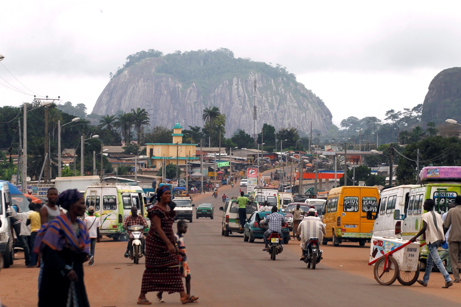 People walk in the city of Duekoue in western Ivory Coast August 18, 2015. Mont Peko is one of the protected parks of Duekoue department. Picture taken August 18, 2015. REUTERS/Luc Gnago - D1BETSIPBCAA