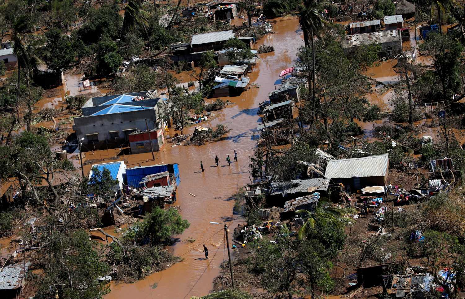 Locals affected by Cyclone Idai walk on flooded land in Buzi district outside Beira, Mozambique, March 21, 2019. REUTERS/Siphiwe Sibeko - RC12561ABC30
